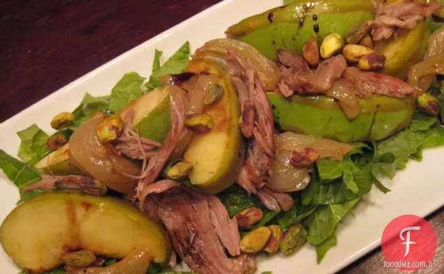 Pato Quente E Salada De Maçã Grelhada