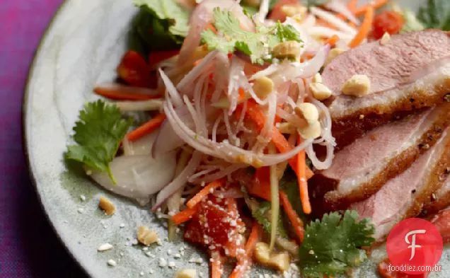 Salada de Mamão de pato e verde ao estilo Tailandês