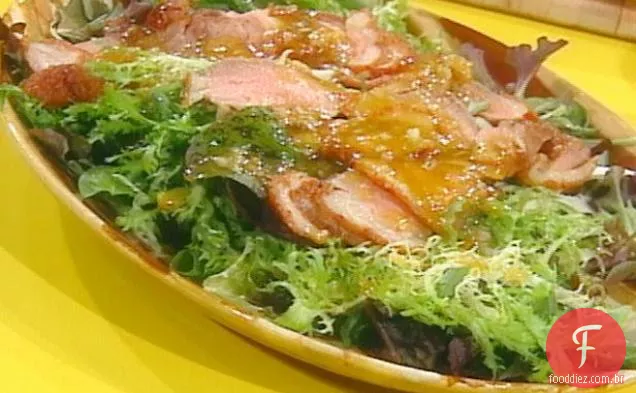 Salada de pato crocante com vinagrete de laranja amarga