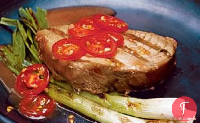 Bifes de atum com cebolinha grelhada e tomate