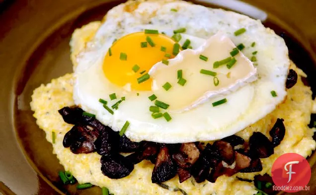 Polenta Cremosa Com Cogumelos Da Floresta
