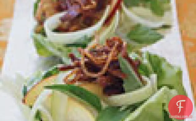 Salada de pato e macarrão desfiado crocante