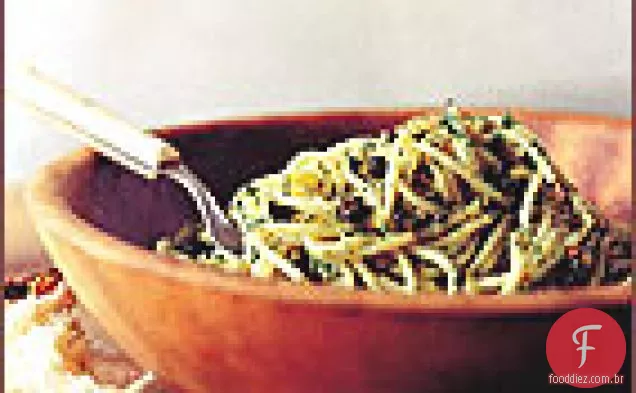 Espaguete com alcaparras fritas e anchovas