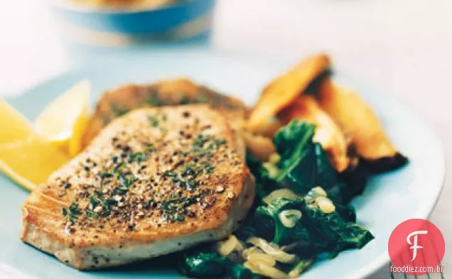 Atum com crosta de pimenta com batatas fritas no forno e espinafre limão