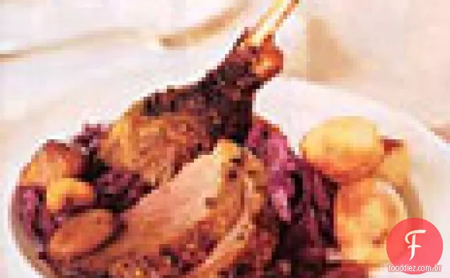 Ganso assado temperado com molho de Panela De Frutas Secas