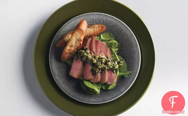 Atum grelhado com vinagrete de azeitona-tapenade e rúcula