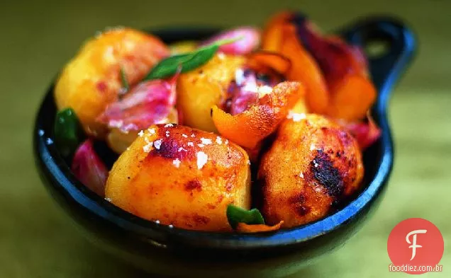 Batatas assadas com sálvia e laranja