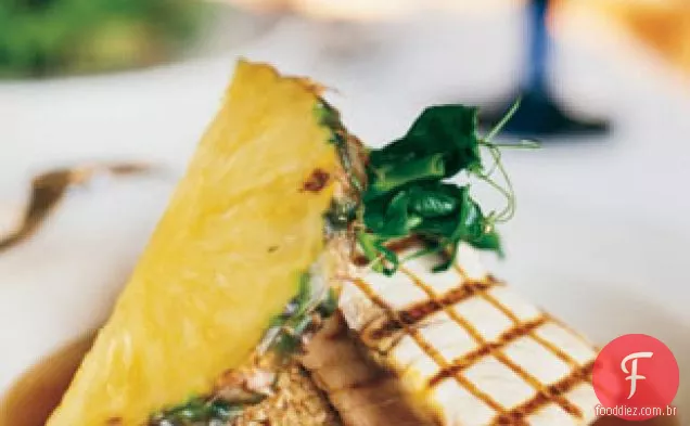 Ahi grelhado com arroz integral e caldo de abacaxi e gengibre