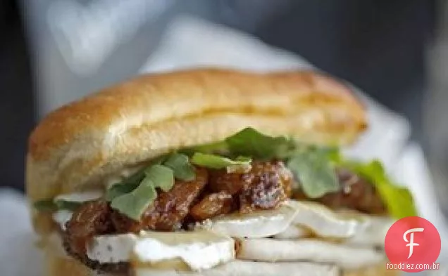 Turquia Com Camembert Derretido E Mostarda