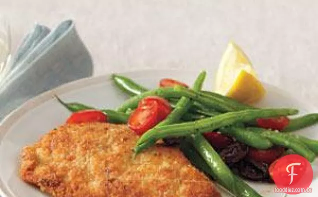 Costeletas De Peru Crocantes Com Salada De Feijão Verde