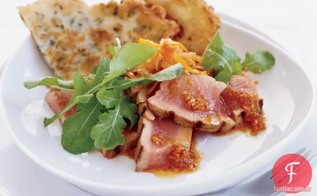 Atum grelhado com panquecas de Kimchi e cebolinha