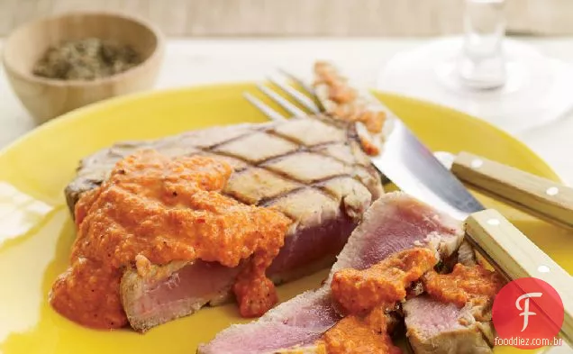 Atum grelhado com molho romesco de amêndoa defumada