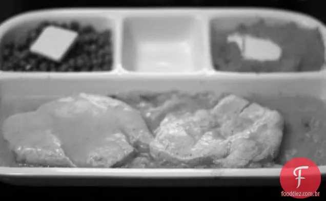 Jantar De Tv Caseiro: Peru Com Molho De Pão De Milho, Ervilhas E Doces