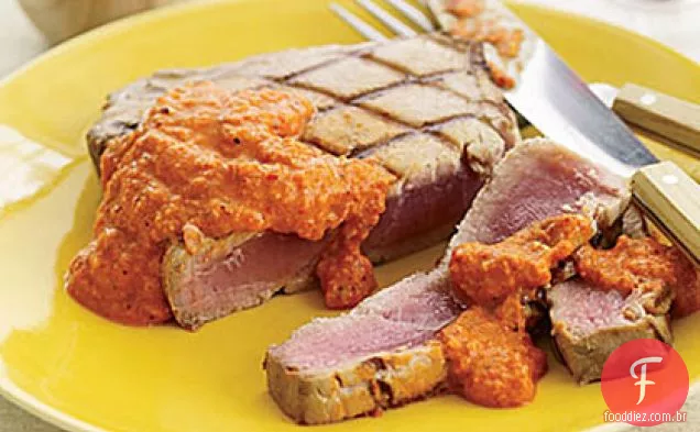 Atum grelhado com molho romesco de amêndoa defumada