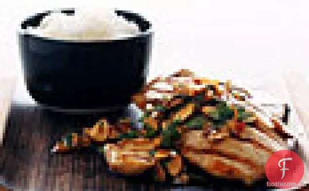 Costeletas de peru com molho de coentro e amêndoa