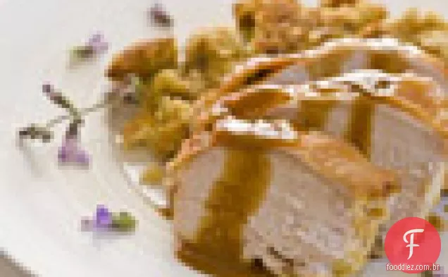 Peito de peru assado com pão de milho - recheio de sálvia e molho de conhaque