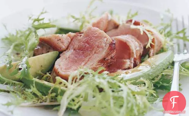 Bifes de atum embrulhados em Bacon com Frisée e salada de abacate