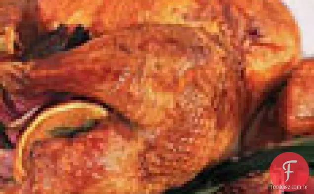 Peru assado com laranjas, Folhas de louro, cebolas vermelhas e molho de panela
