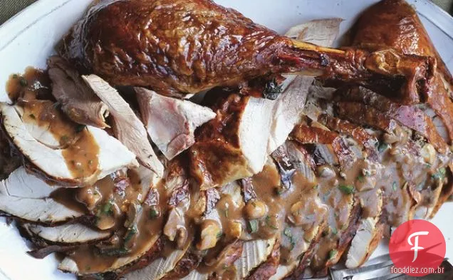 Peru de cogumelo Porcini com molho de cogumelos