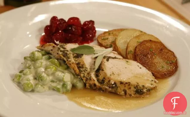 Peito de Peru Herbed em molho com ervilhas inglesas cremosas e compota de Cranberry
