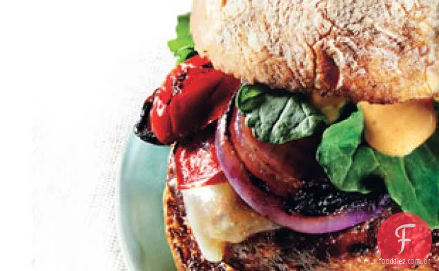 Hambúrgueres De Peru Grelhados Com Cheddar E Aioli Esfumaçado