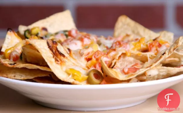Rocco's carregado Nachos com peru, feijão preto e Salsa