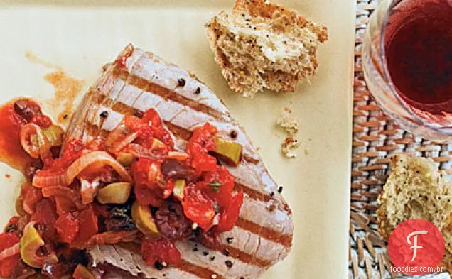 Atum grelhado com molho mediterrâneo
