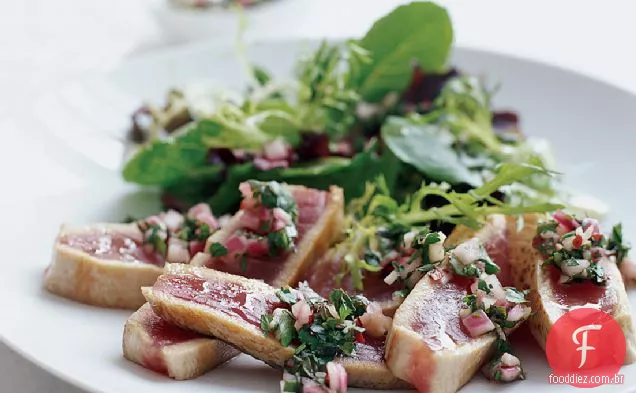 Atum grelhado com molho Chimichurri e verduras