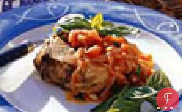 Atum com molho de tomate e manjericão