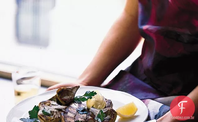 Atum grelhado com alcachofras e Aioli