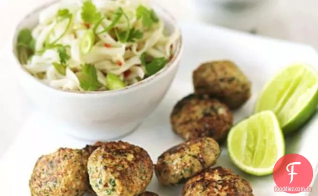 Bolos De Camarão Picantes Com Salada De Macarrão