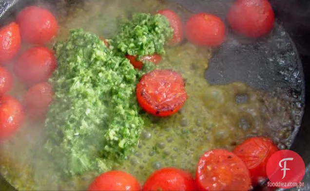 Caril Verde Tailandês Com Tomate, Espinafre E Camarão