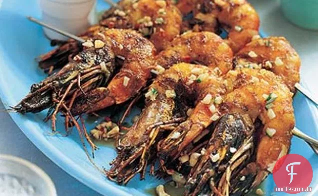 Espetos De Camarão Com Molho De Amendoim