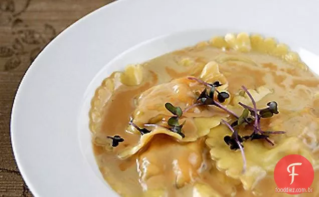 Ravioli de lagosta com caldo de lagosta e molho de capim-limão