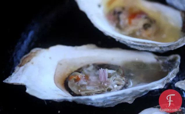 Ostras grelhadas com Siracha-manteiga de limão