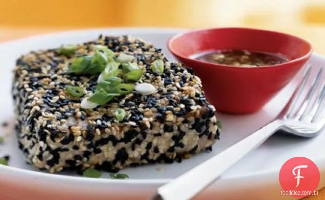 Atum com crosta de gergelim com molho Wasabi-Ponzu