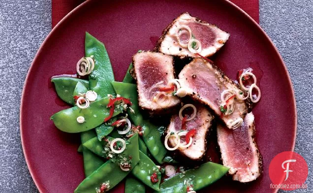 Atum com crosta de especiarias com salada tailandesa de ervilha da neve