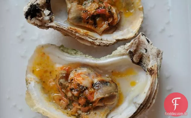 Ostras grelhadas (ou grelhadas) com manteiga de limão Sriracha