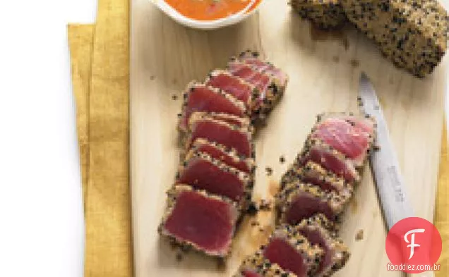 Atum Grelhado com gergelim com molho de gengibre e cenoura