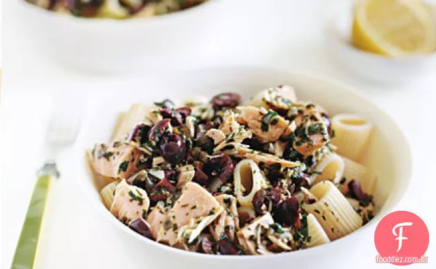 Macarrão com atum e vinagrete de Azeitona Preta
