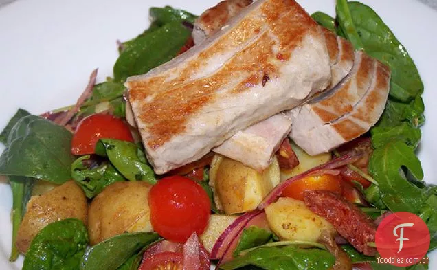 Bife De Atum Com Batata Nova Quente, Chouriço E Salada De Tomate