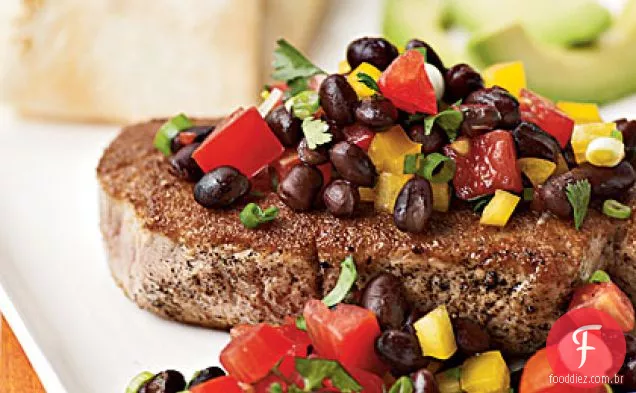 Atum com crosta de coentro com Salsa De Feijão Preto