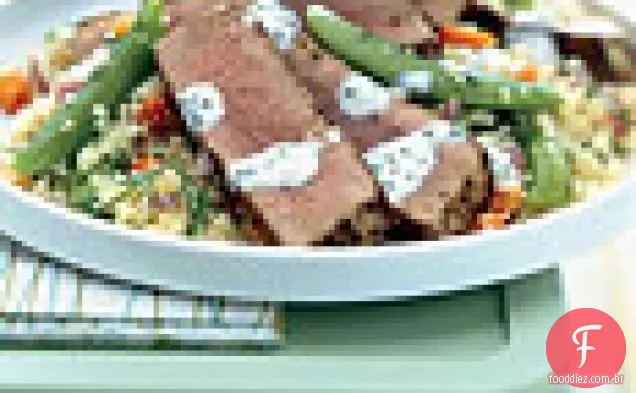Atum Ahi com crosta de erva-doce com limão Aïoli sobre cuscuz
