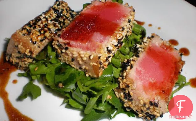 Bife De Atum Com Crosta De Gergelim Na Rúcula