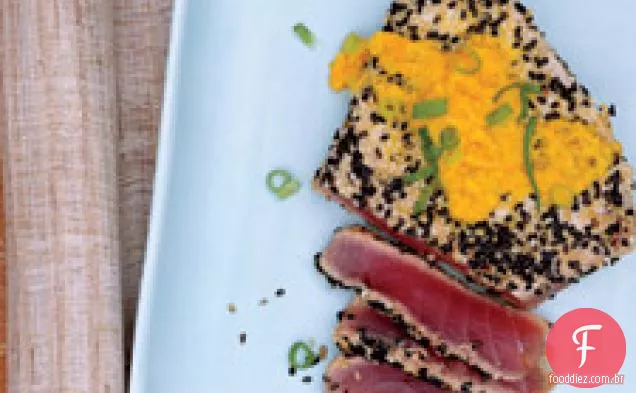 Atum com crosta de gergelim com molho de cenoura e gengibre