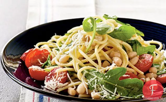 Espaguete Garlicky com feijão e verduras