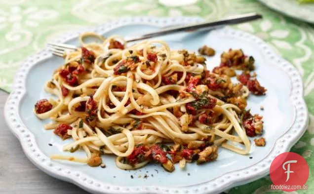 Linguine com tomates secos ao sol, azeitonas e limão