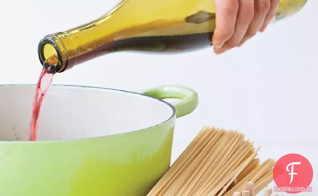 Espaguete de vinho tinto com nozes e salsa