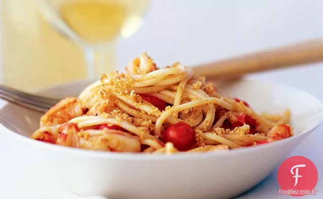 Spaghetti picante do camarão e do tomate do alho