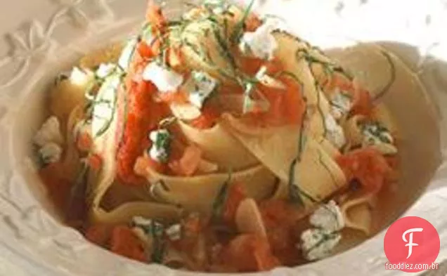 Pappardelle com alho e tomate seco no forno